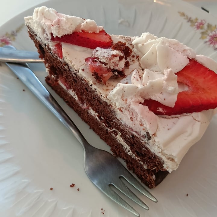 review photo of La Schiscetteria Torta panna e fragole shared by @zozii on 14 May 2022 - review