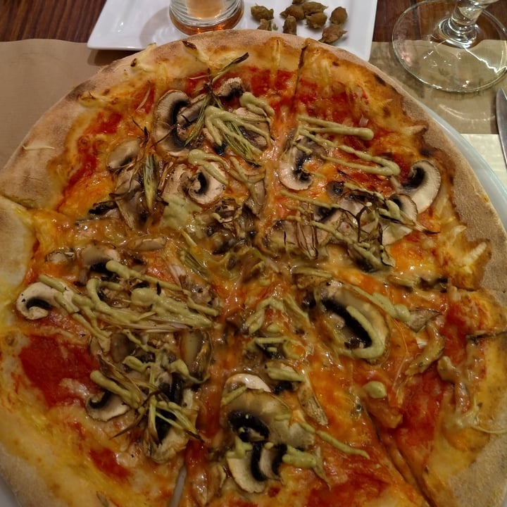 review photo of Pizzi & Dixie Pizza Con Salsa De Pistacho shared by @agatuuu on 11 Apr 2021 - review