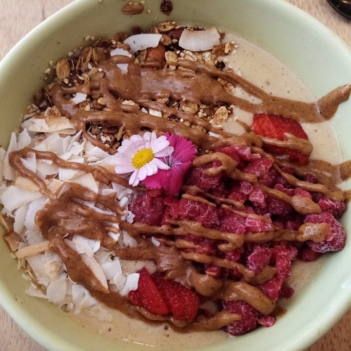 photo of Lexi's Healthy Eatery Caramel Crack smoothie bowl shared by @timoniquejoubert on  22 Jun 2021 - review