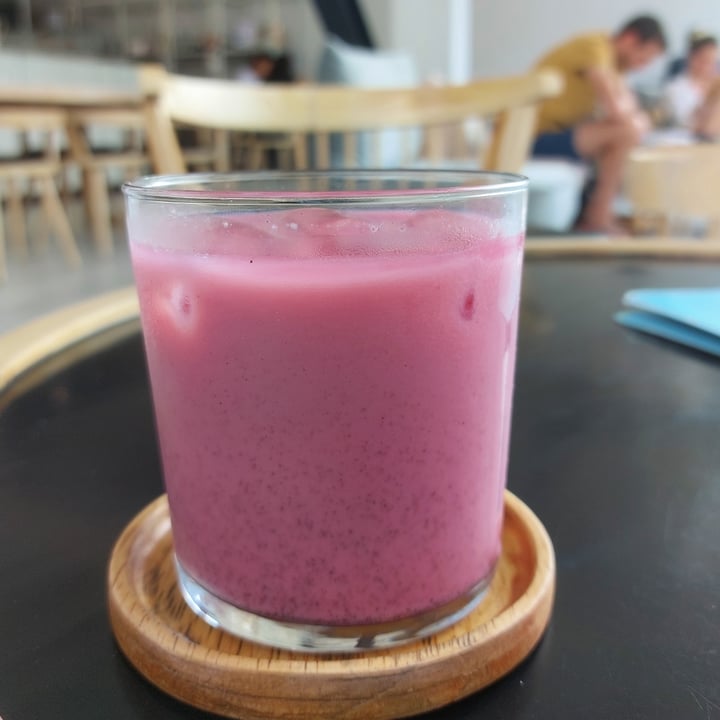 review photo of KIKU Colombo Beetroot ice latte with soy milk shared by @vegandiaries on 20 Mar 2022 - review