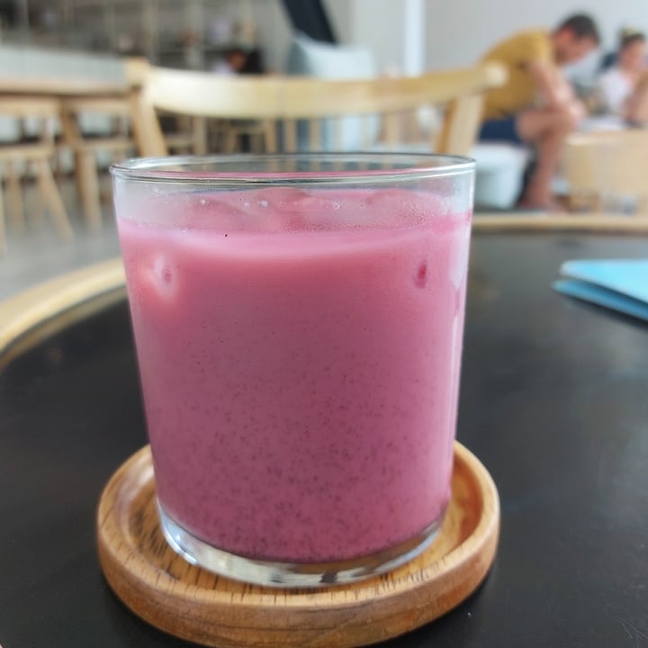 photo of KIKU Colombo Beetroot ice latte with soy milk shared by @vegandiaries on  20 Mar 2022 - review