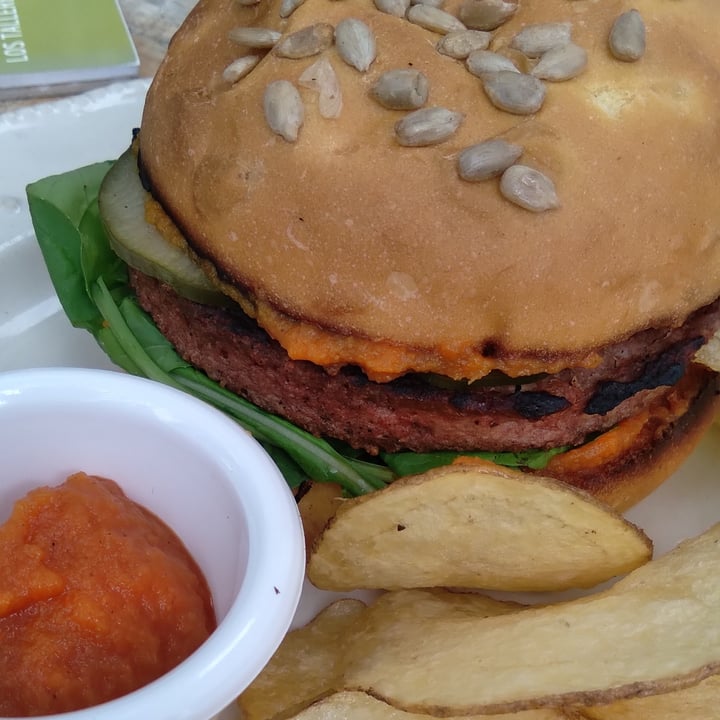 review photo of Rebelión Hamburguesa Crispy Vegana Con Pan De Calabaza, Papas Fritas Y Aderezo De Zanahoria shared by @minaia on 04 May 2021 - review