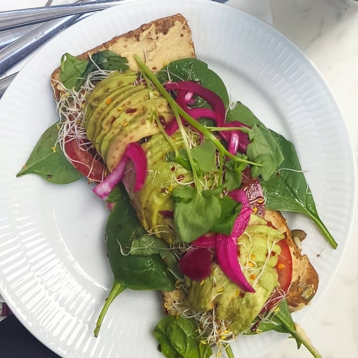 photo of Brogyllen avocato toast con hummus shared by @elaine95 on  20 Aug 2022 - review