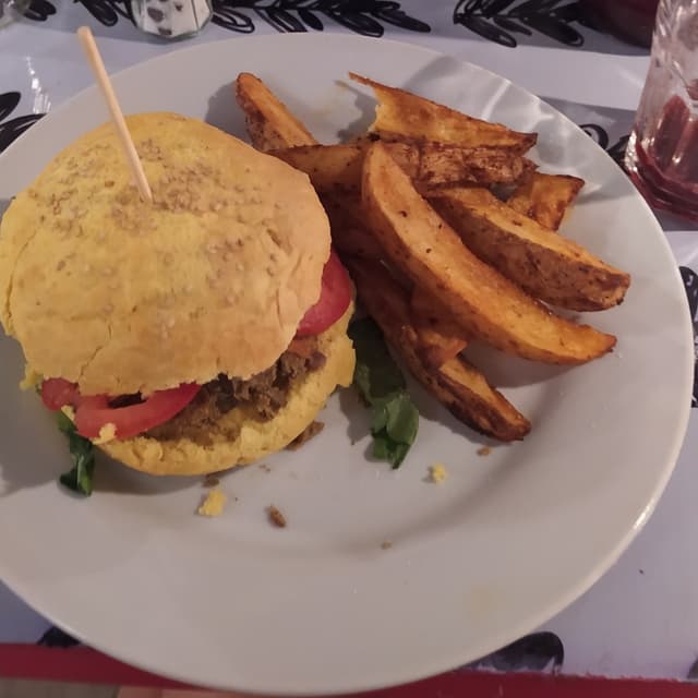 Photo of the dish “Hamburguesa vegana con papas fritas”