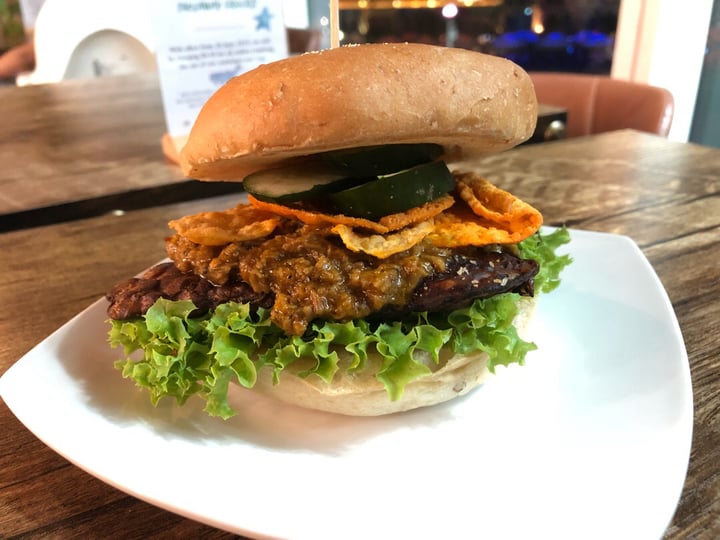 photo of nomVnom Bistro Tempeh Rendang burger shared by @noll-fyra on  28 Jun 2019 - review