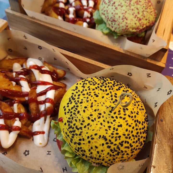 photo of Flower Burger Funky Cecio shared by @niklabelloli1 on  14 Jun 2022 - review