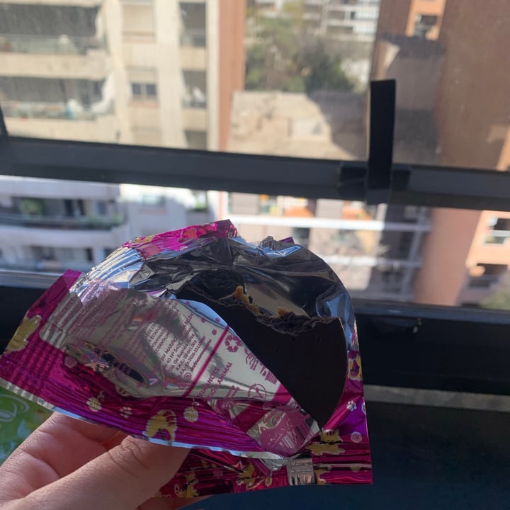 review photo of Un Rincón Vegano Especismo Alfajor Relleno de Pasta de Maní con Baño de Repostería Negro shared by @maic on 16 Aug 2021 - review