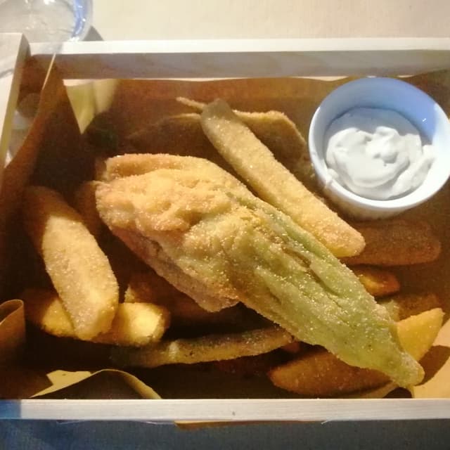 菜肴“Fritto Misto Con Tempeh Autoprodotto E Ortaggi Locali”的照片