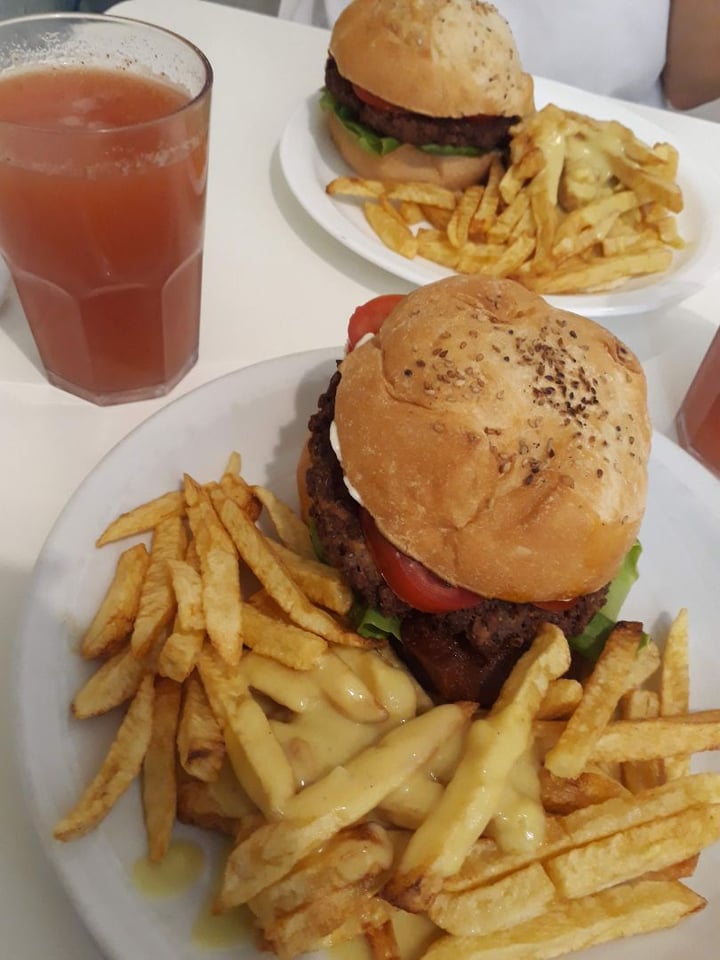 review photo of Loving Hut Microcentro Hamburguesa completa con papas fritas shared by @roberudi on 06 Aug 2019 - review