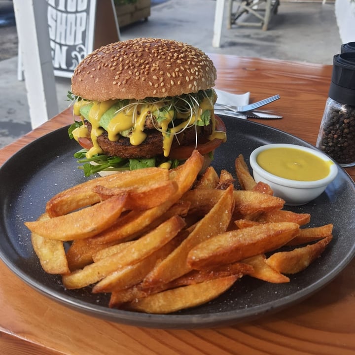 photo of Blended Health Cafe & Catering Veggie Deluxe Burger shared by @fezekyo on  14 Jul 2022 - review