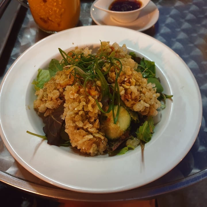 photo of Vevi Restaurant Knusprig gebratener Seitan mit grünem Jung-Reis, Pilze, Sojasauce shared by @janaplantpowered on  16 Sep 2020 - review