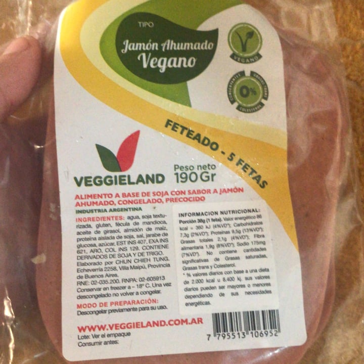 photo of Veggieland Jamón Ahumado Vegano Feteado shared by @camiaguirre28 on  08 Oct 2020 - review