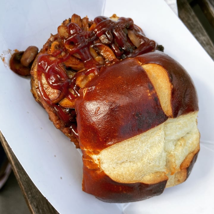 review photo of Vegan BrĂĽder BBQ Mushroom Burger shared by @anya09 on 03 Jan 2021 - review