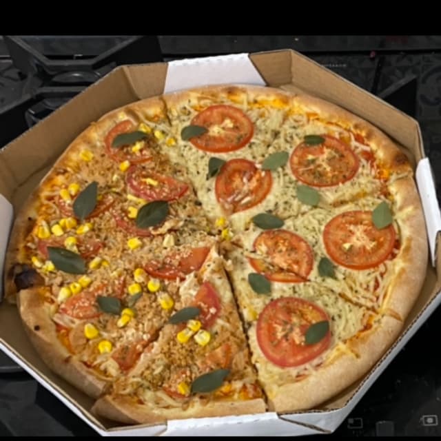 菜肴“Pizza Marguerita e americana”的照片