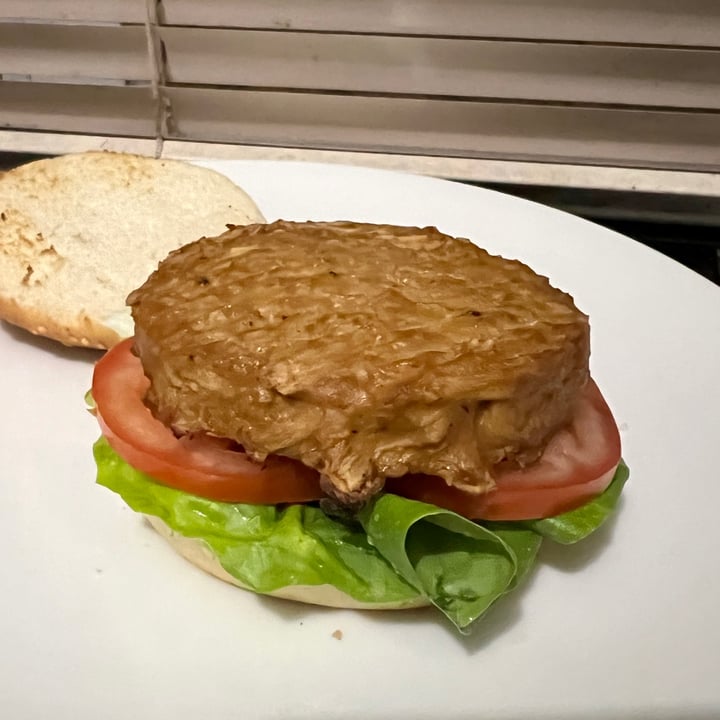 photo of Linda McCartney's 2 Vegetarian Pulled Pork 1/4lb Burgers shared by @sunporklegogay on  10 Oct 2021 - review