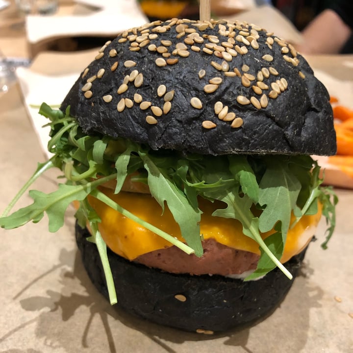 photo of Veganum Black Burger shared by @lulipajaro on  07 Nov 2021 - review