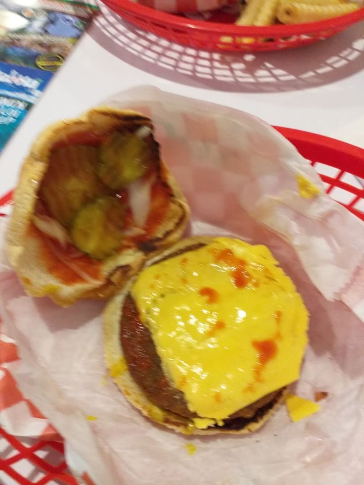 photo of COMET 984 - 50's Diner Cheese burger shared by @omar0505 on  05 Apr 2020 - review