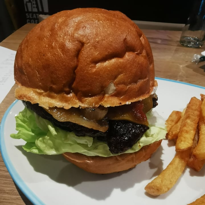review photo of Royale Eatery Vegan cheese burger shared by @biancaleejardim on 10 Oct 2021 - review