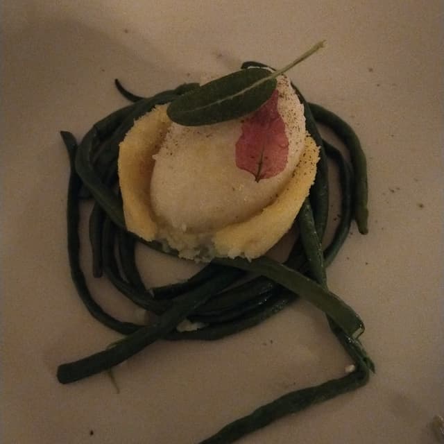 Photo of the dish “Finto uovo di rapa bianca e carota su tortino di patate”