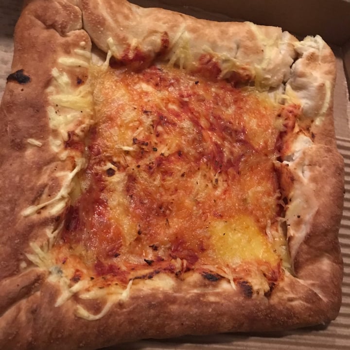 photo of Pizza Hut Vegan Margherita with stuffed crust shared by @angelame on  18 Dec 2021 - review