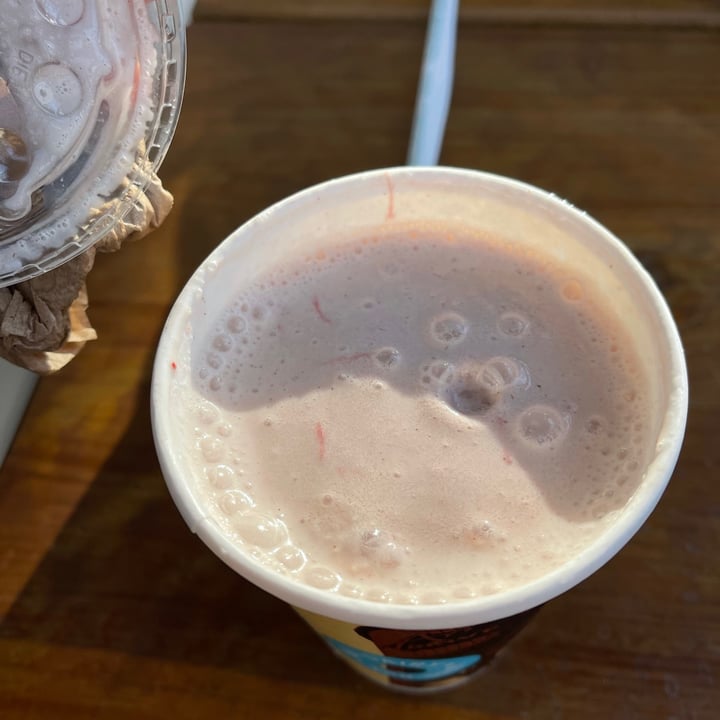 photo of Amy's Drive Thru Non-dairy Strawberry Milkshake shared by @veganpetite on  04 Jul 2021 - review