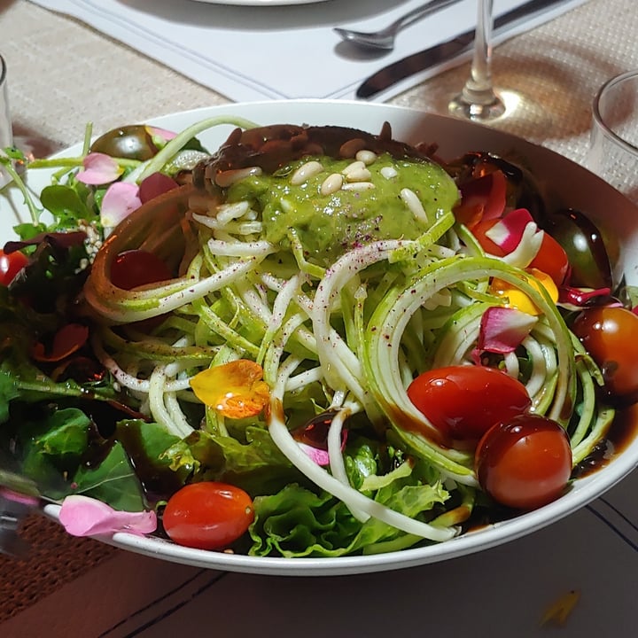 review photo of El Invernadero Restaurante Ensalada de espagueti de calabacín con pesto shared by @albavegan on 27 Nov 2021 - review