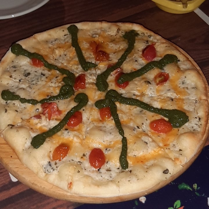photo of Luna's Kitchen Beirut Pesto and cheese pizza shared by @elrayaxxx on  19 Sep 2021 - review