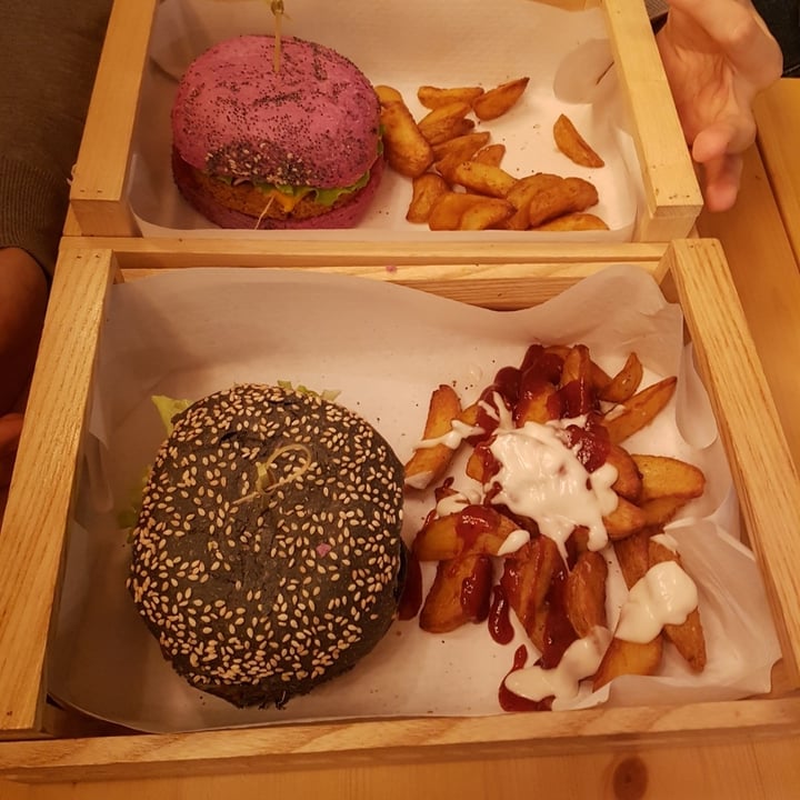 photo of Flower Burger Flower Burger Burger shared by @paolo2 on  03 Oct 2021 - review
