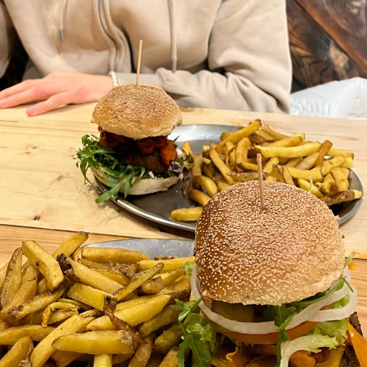 photo of Lia's Kitchen - 100% Vegan Chili Bean Burger shared by @isischnd on  26 Jan 2022 - review
