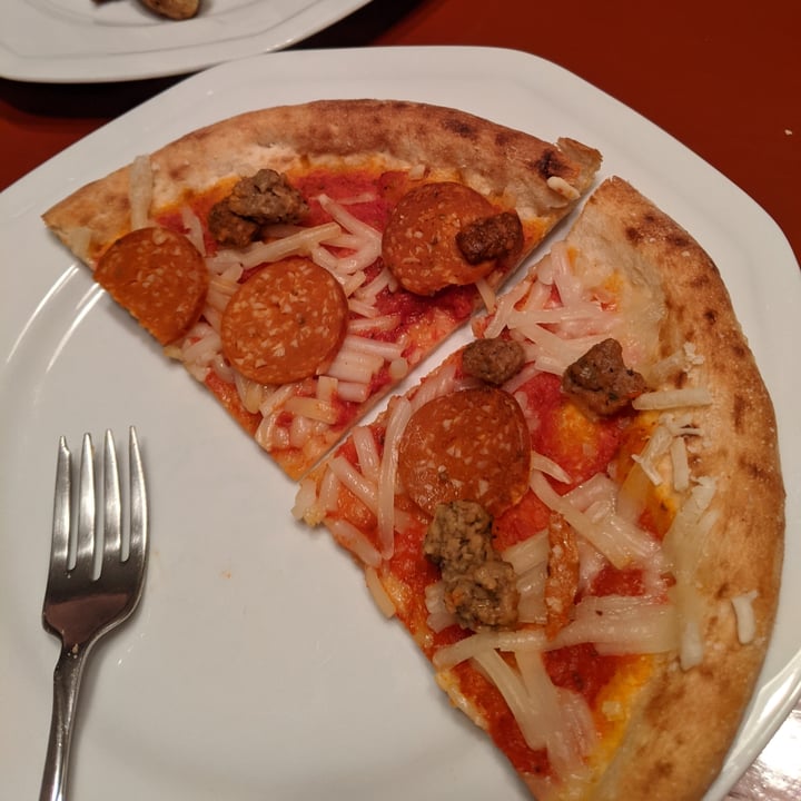 review photo of Trader Joe's Vegan meatless meat eaters pizza shared by @cavywavvy on 13 Oct 2021 - review