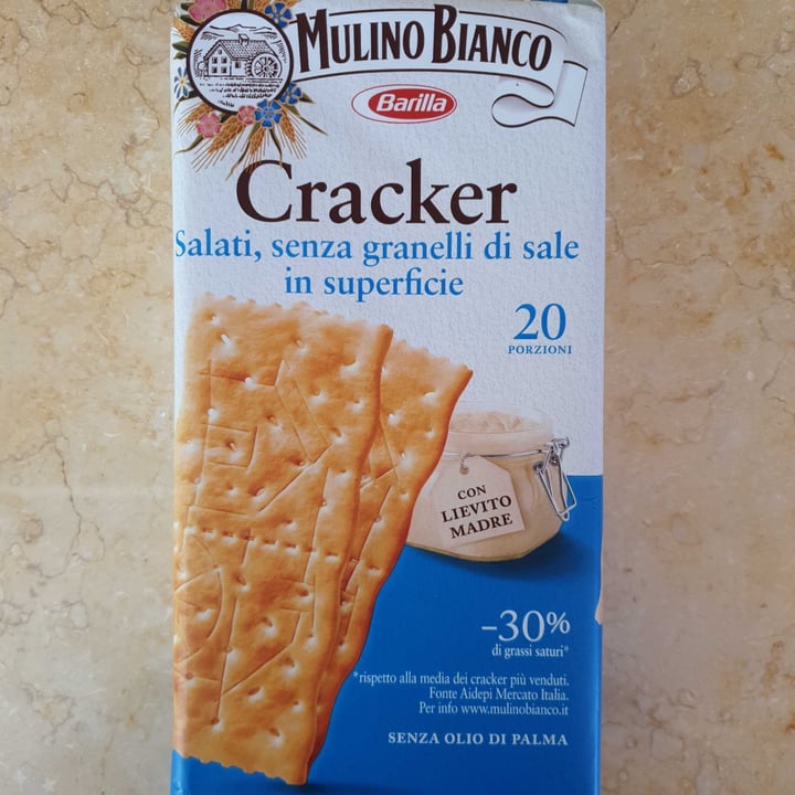 review photo of Mulino Bianco Cracker Salati, senza granelli di sale in superficie shared by @cla on 14 Apr 2021 - review