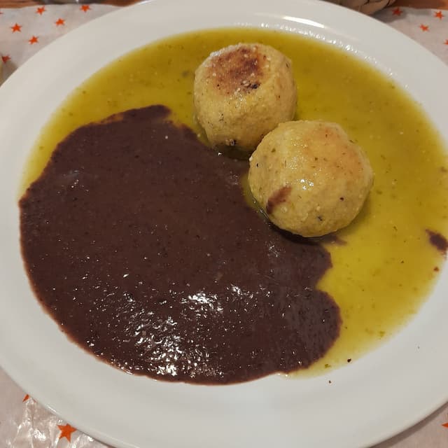 菜肴“Albóndigas de garbanzos en salsa verde”的照片