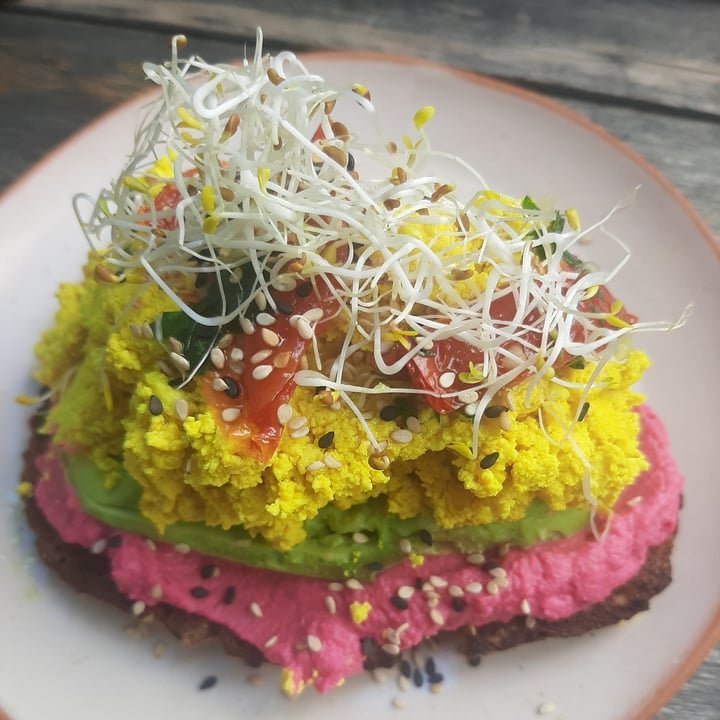review photo of B-Fresh Tostón De Pan Integral Con Hummus Rosa, Palta, TOFU Y tomates Secos shared by @anitavolpe on 26 Sep 2021 - review