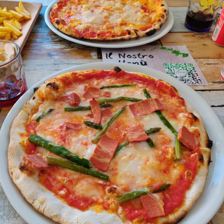 photo of Marimba street food & pizza (pizzeria Marimba) Pizza 4 formaggi e pizza asparagi e bacon shared by @headlessdoll on  07 Apr 2021 - review
