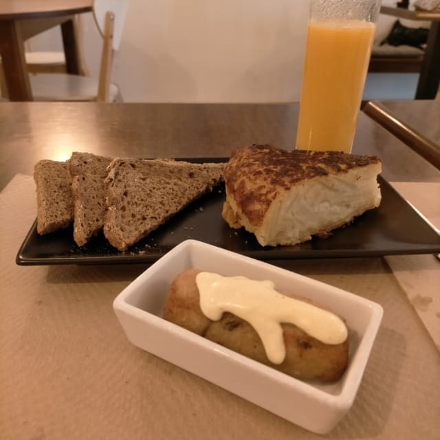 Photo of the dish “Tortilla de patata vegana, croqueta de mijo con verduras y smothie de mango-naranja-pera”