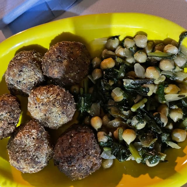 Foto do prato “polpette di quiona con ceci in zimino”