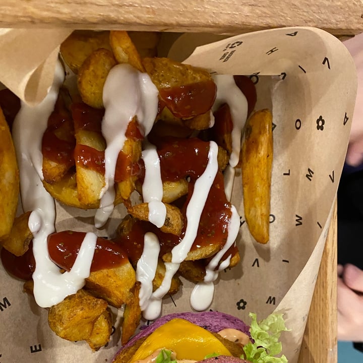 photo of Flower Burger Patatas buenas shared by @kikkagi on  14 Apr 2022 - review
