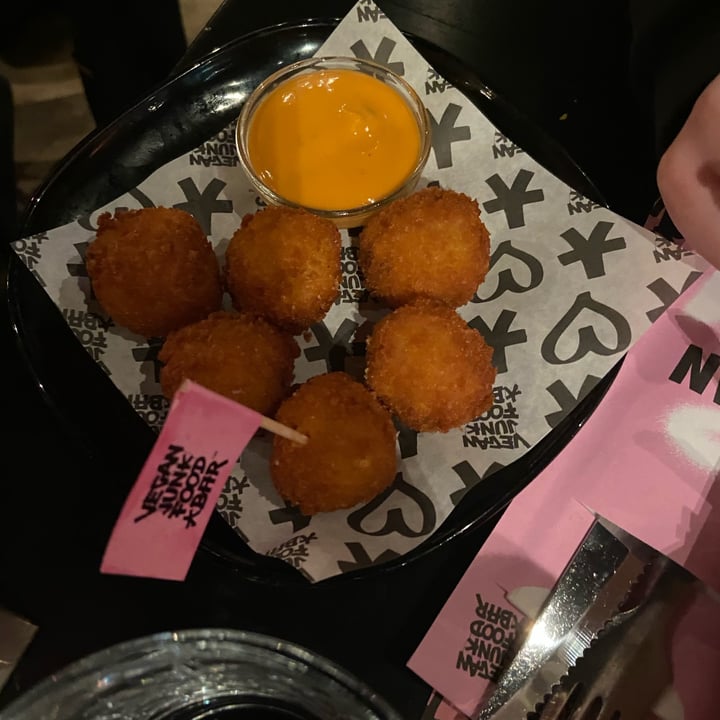 photo of Vegan Junk Food Bar mac and cheese balls shared by @smileypotato on  14 Nov 2021 - review
