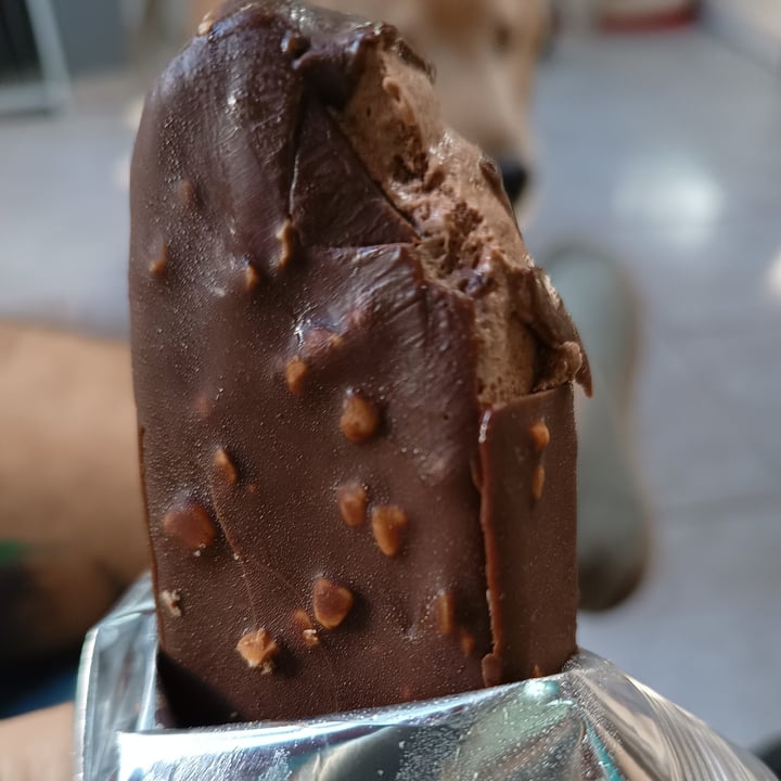 photo of Lowko picolé de chocolate com pedaços de avelã shared by @lucasprimon on  14 Dec 2022 - review