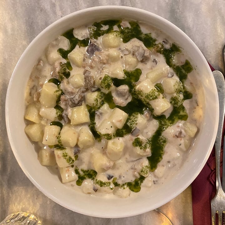 photo of Botanica Lab Cucina Gnocchetti di patate, crema di anacardi e melanzane affumicate, plant-based meat e erbette fresche shared by @veganmind on  01 Sep 2022 - review