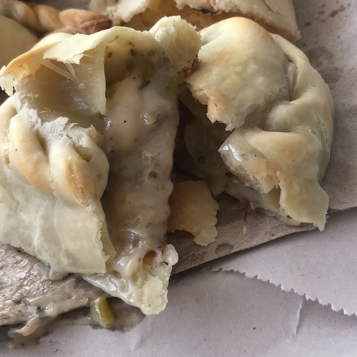 review photo of Flipper palermo Empanada De Queso Y Cebolla shared by @romicapo on 03 Jan 2022 - review