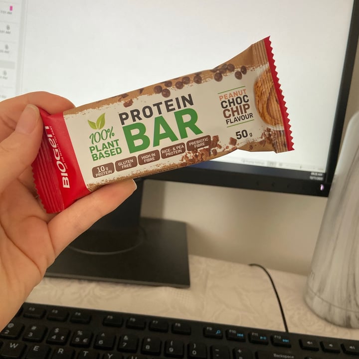 photo of Biogen Protein Bar - Peanut Choc Chip Flavor shared by @plantbasedstorm on  13 Nov 2020 - review