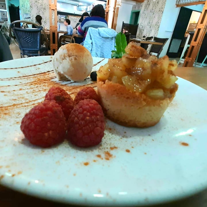 photo of Hakuna Matata Veggie Hojaldre de manzana con helado shared by @madridvegano on  10 Sep 2020 - review