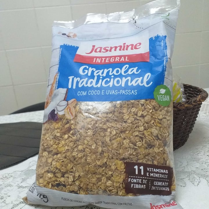 photo of Jasmine granola tradicional com coco e uvas-passas shared by @atr54 on  15 May 2022 - review