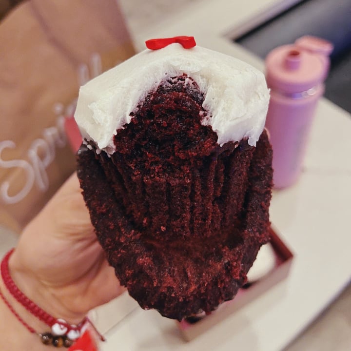 review photo of Sprinkles Red Velvet Cupcake shared by @vivicmrnp on 13 Jul 2021 - review