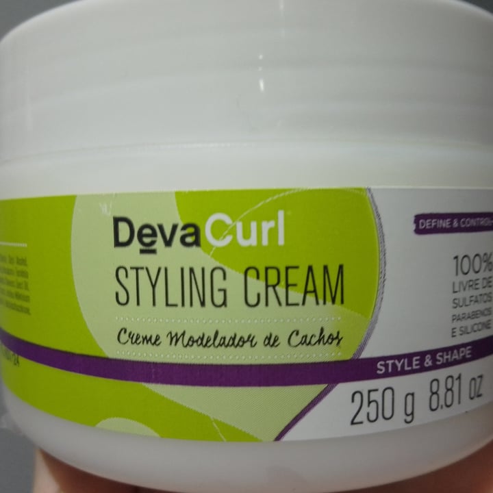 review photo of DevaCurl Styling Cream shared by @cllaudiagoncalves on 05 May 2022 - review