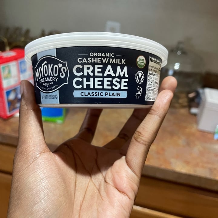 photo of Miyoko's Creamery Cashew Milk Cream Cheese shared by @meganandersunshine on  23 Jul 2021 - review