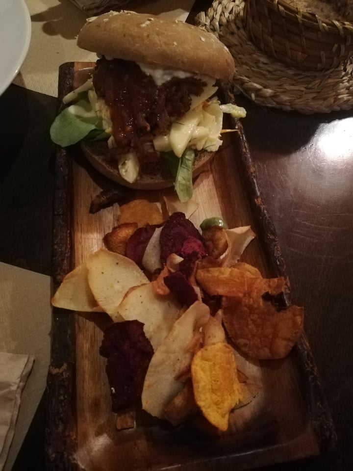 photo of RESTAURANT BINDU Hamburguesa vegana con chips de verduras shared by @gemma on  23 Jul 2019 - review