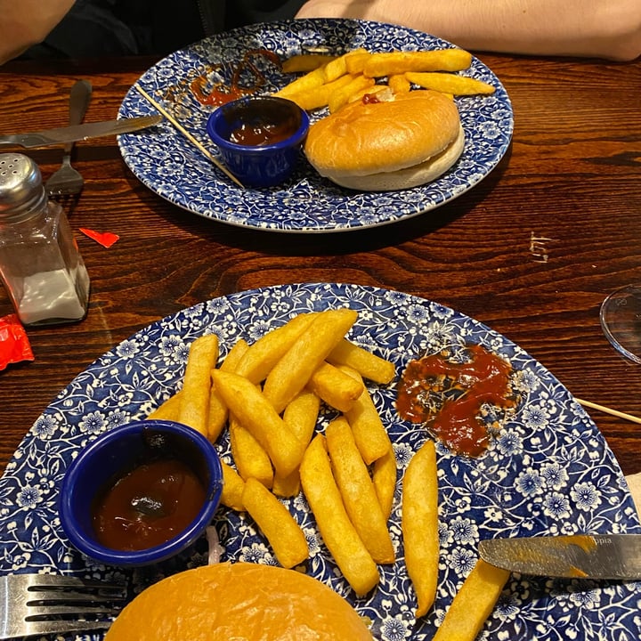 photo of Whispering Moon Beyondmeat burger shared by @anaaragon on  09 Nov 2021 - review