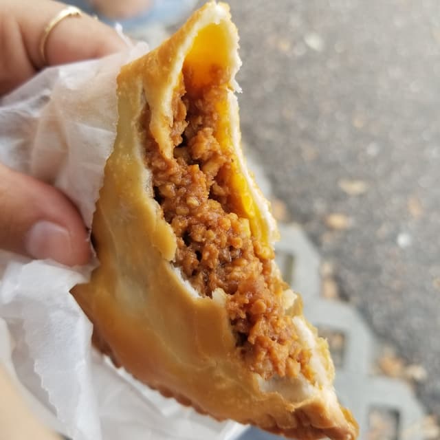 菜肴“Mac N Cheese & Taco Empanada”的照片